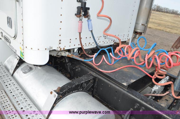 image for item G7282 1997 Freightliner FLD112 semi truck