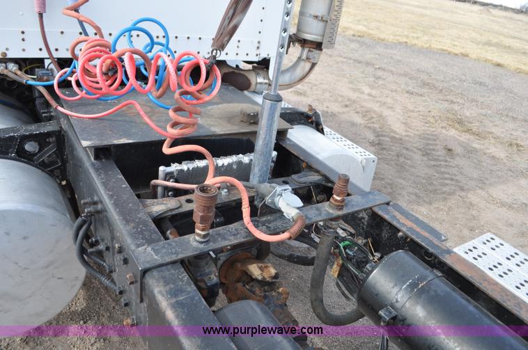 image for item G7282 1997 Freightliner FLD112 semi truck