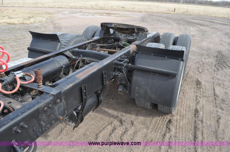 image for item G7282 1997 Freightliner FLD112 semi truck