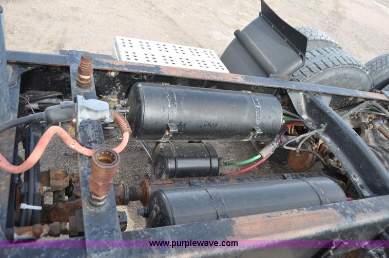 image for item G7282 1997 Freightliner FLD112 semi truck