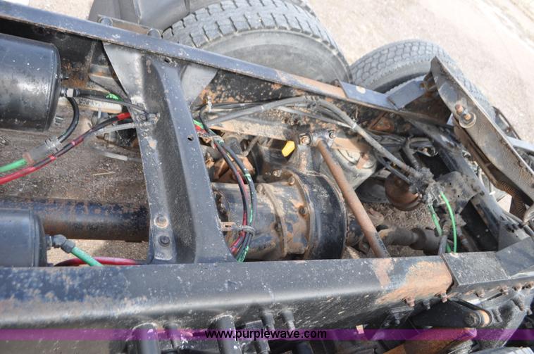 image for item G7282 1997 Freightliner FLD112 semi truck