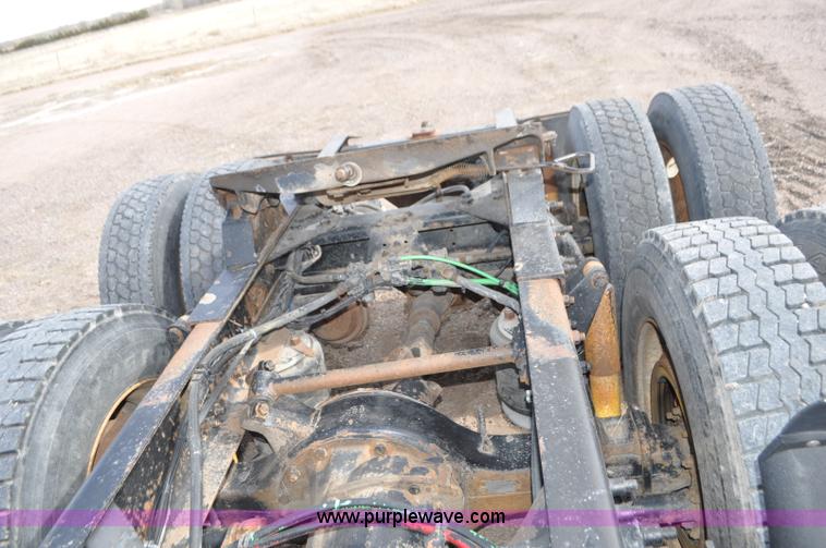 image for item G7282 1997 Freightliner FLD112 semi truck