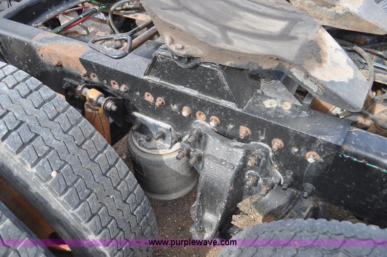 image for item G7282 1997 Freightliner FLD112 semi truck