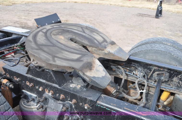 image for item G7282 1997 Freightliner FLD112 semi truck