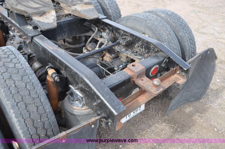 image for item G7282 1997 Freightliner FLD112 semi truck