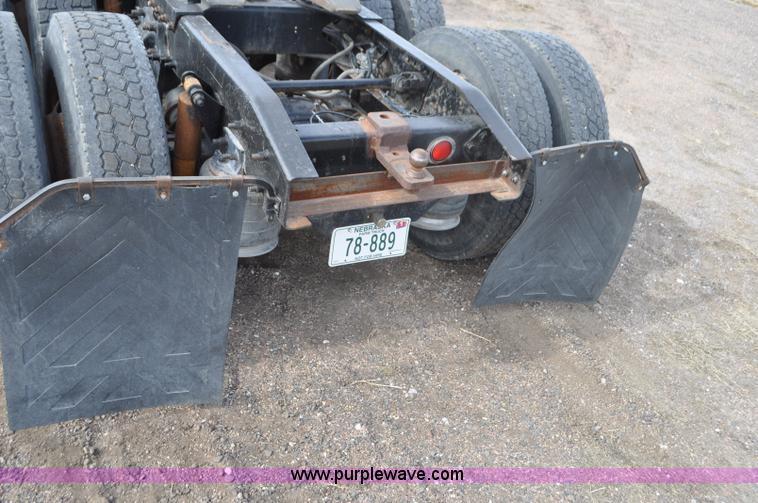 image for item G7282 1997 Freightliner FLD112 semi truck