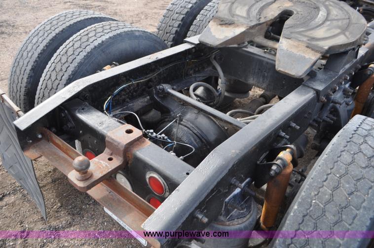 image for item G7282 1997 Freightliner FLD112 semi truck