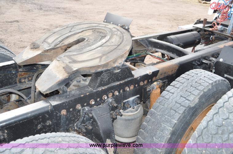 image for item G7282 1997 Freightliner FLD112 semi truck