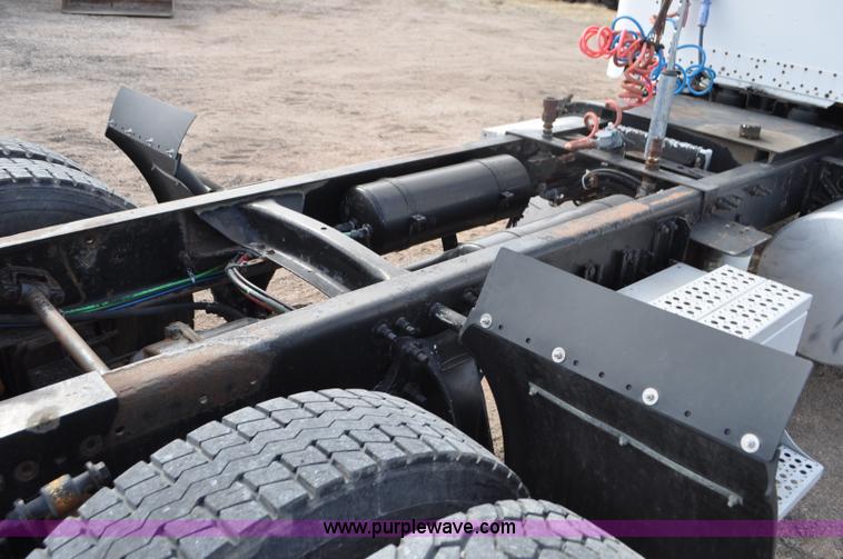 image for item G7282 1997 Freightliner FLD112 semi truck