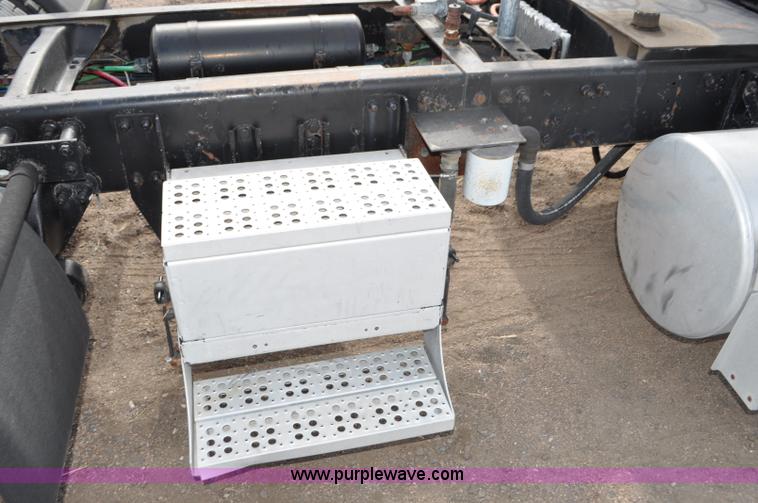 image for item G7282 1997 Freightliner FLD112 semi truck