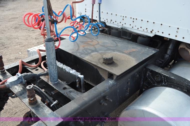 image for item G7282 1997 Freightliner FLD112 semi truck