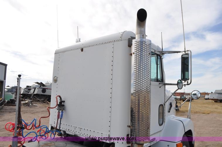 image for item G7282 1997 Freightliner FLD112 semi truck