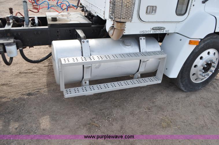 image for item G7282 1997 Freightliner FLD112 semi truck