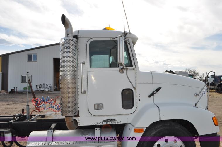 image for item G7282 1997 Freightliner FLD112 semi truck