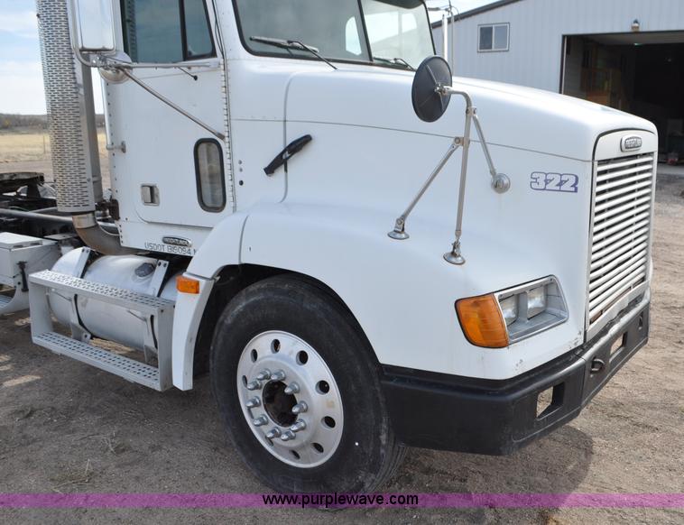 image for item G7282 1997 Freightliner FLD112 semi truck
