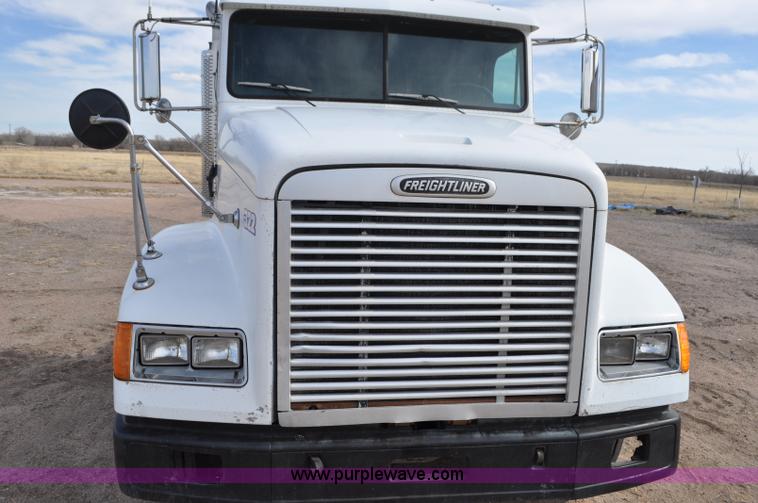 image for item G7282 1997 Freightliner FLD112 semi truck
