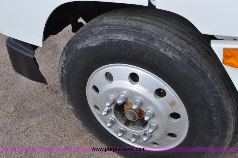 image for item G7282 1997 Freightliner FLD112 semi truck