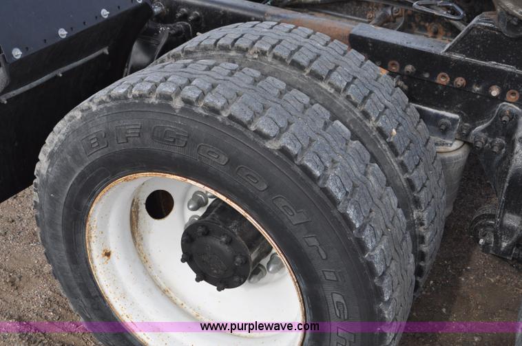 image for item G7282 1997 Freightliner FLD112 semi truck