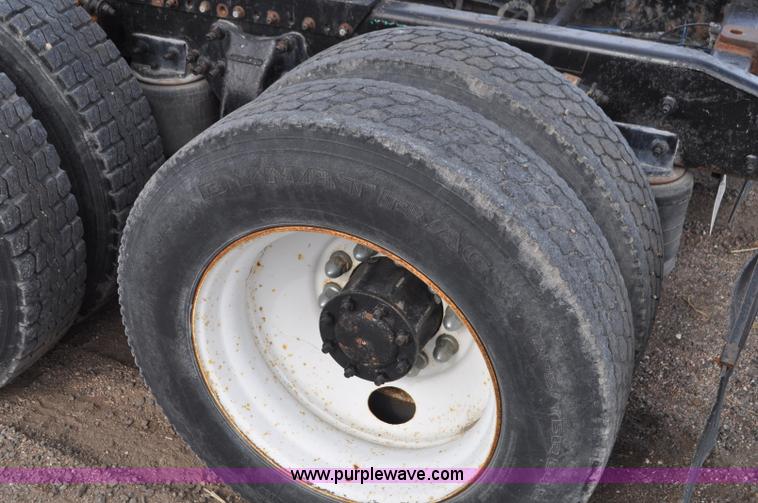 image for item G7282 1997 Freightliner FLD112 semi truck