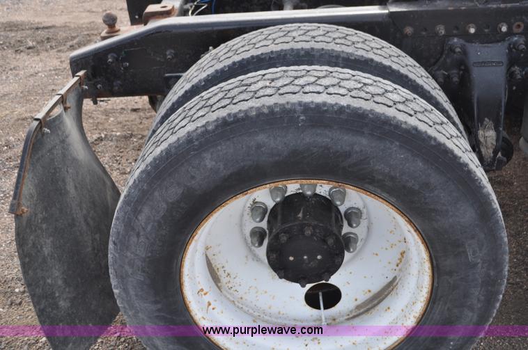 image for item G7282 1997 Freightliner FLD112 semi truck