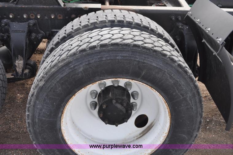 image for item G7282 1997 Freightliner FLD112 semi truck