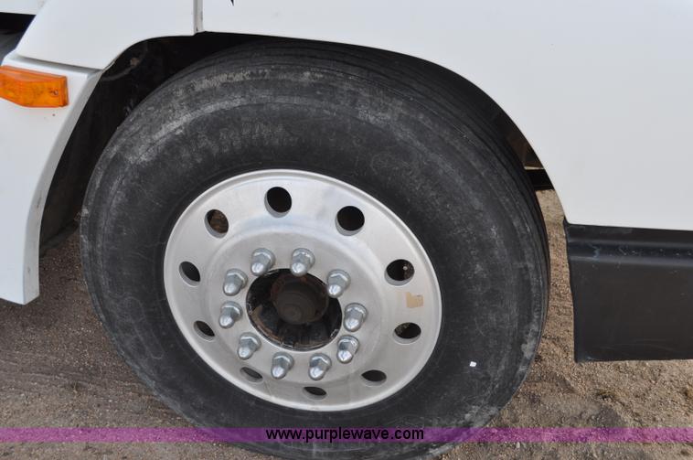 image for item G7282 1997 Freightliner FLD112 semi truck