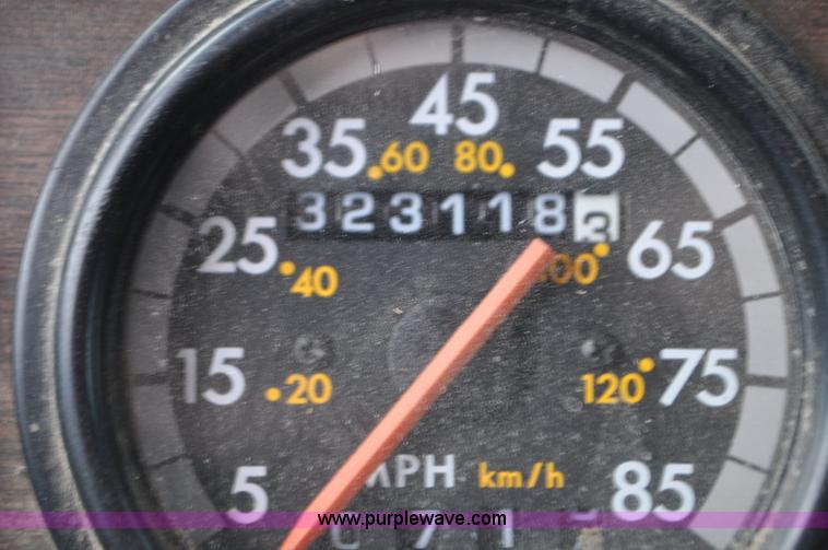 image for item G7282 1997 Freightliner FLD112 semi truck