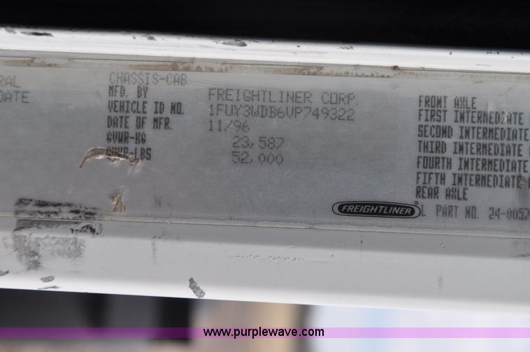 image for item G7282 1997 Freightliner FLD112 semi truck