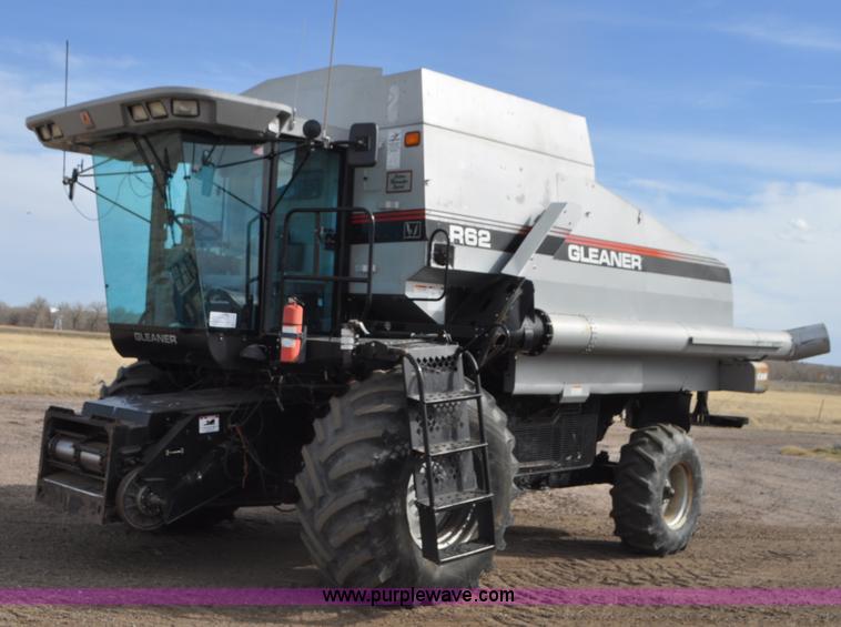 image for item G7283 2000 Gleaner R62 combine
