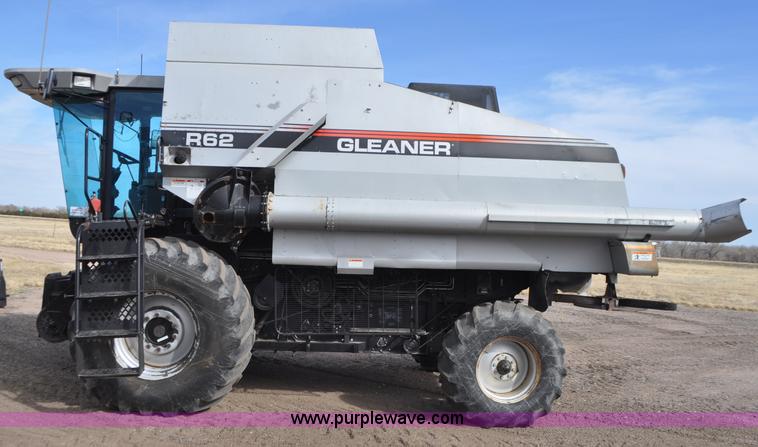 image for item G7283 2000 Gleaner R62 combine