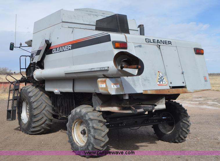 image for item G7283 2000 Gleaner R62 combine