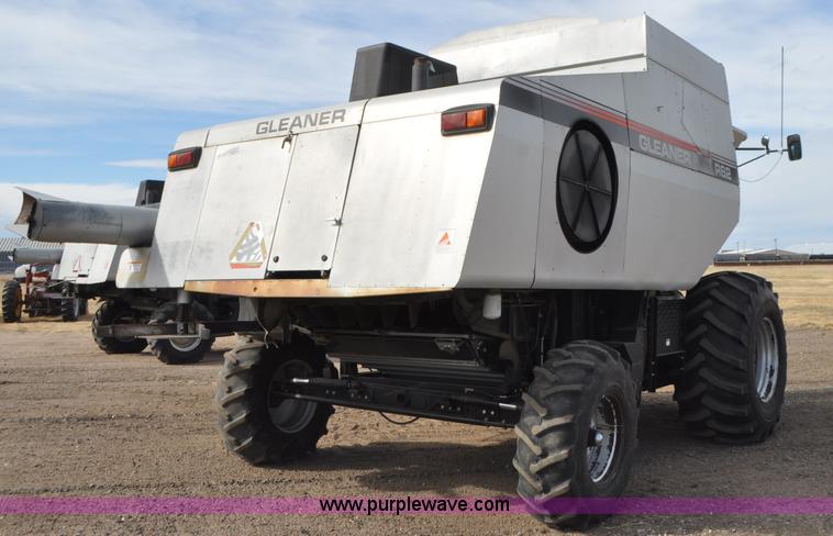 image for item G7283 2000 Gleaner R62 combine