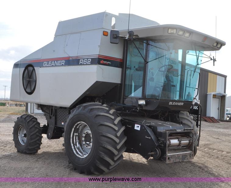 image for item G7283 2000 Gleaner R62 combine