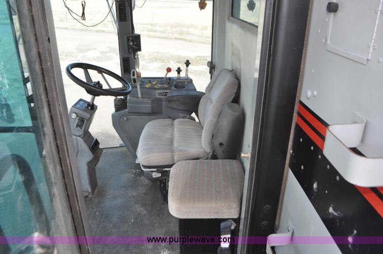 image for item G7283 2000 Gleaner R62 combine