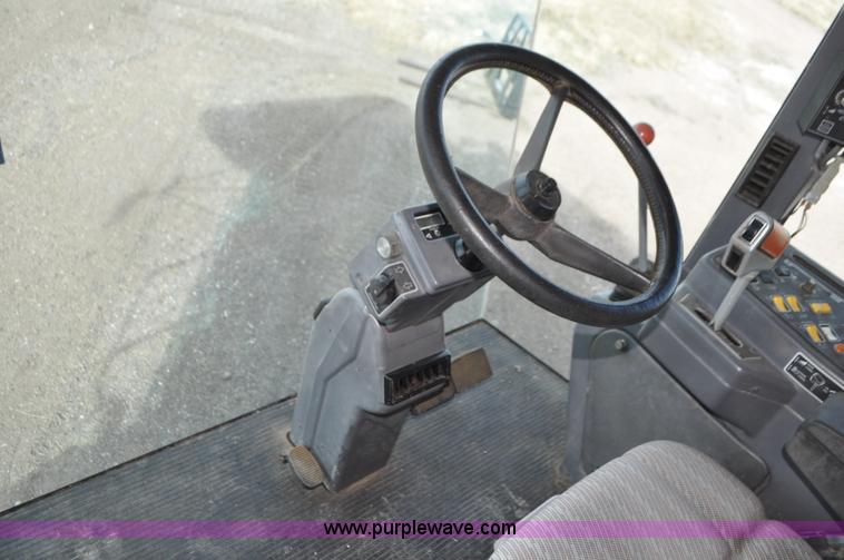 image for item G7283 2000 Gleaner R62 combine