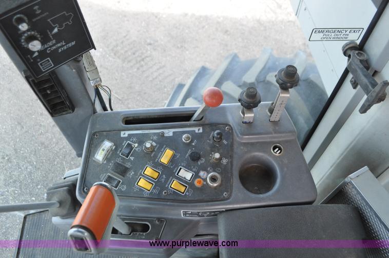 image for item G7283 2000 Gleaner R62 combine