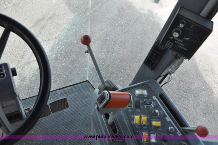 image for item G7283 2000 Gleaner R62 combine