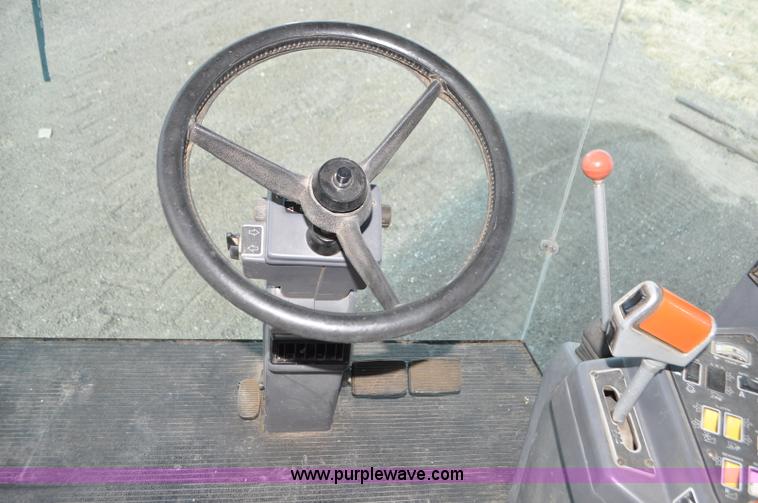 image for item G7283 2000 Gleaner R62 combine