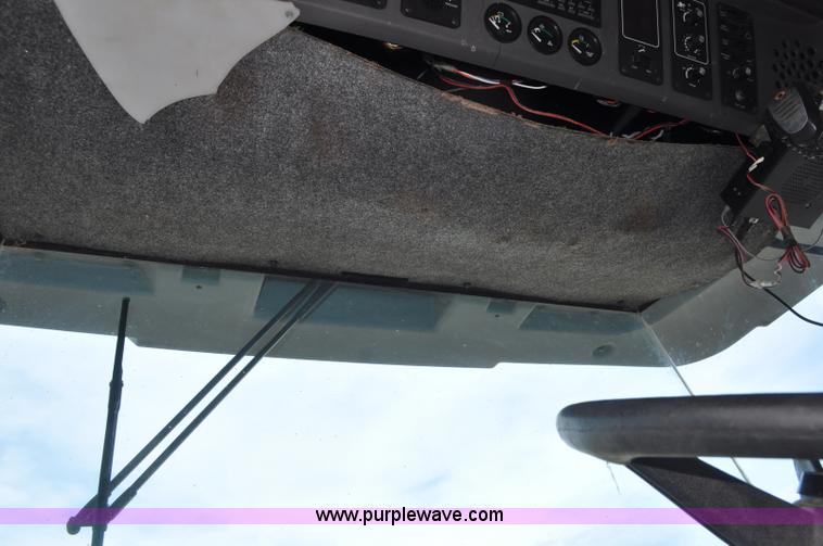 image for item G7283 2000 Gleaner R62 combine