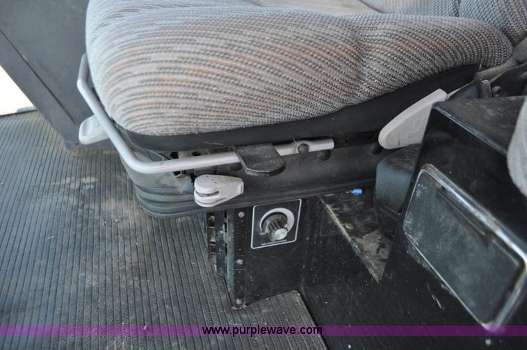 image for item G7283 2000 Gleaner R62 combine