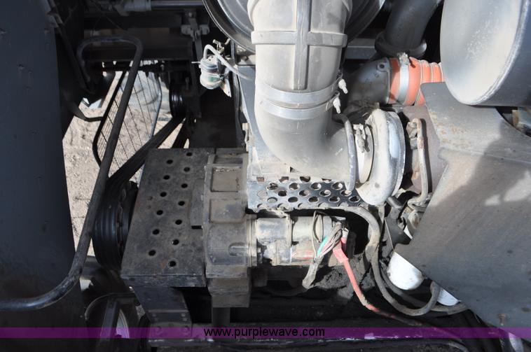 image for item G7283 2000 Gleaner R62 combine