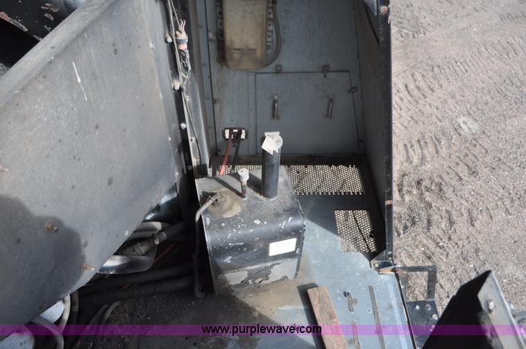 image for item G7283 2000 Gleaner R62 combine