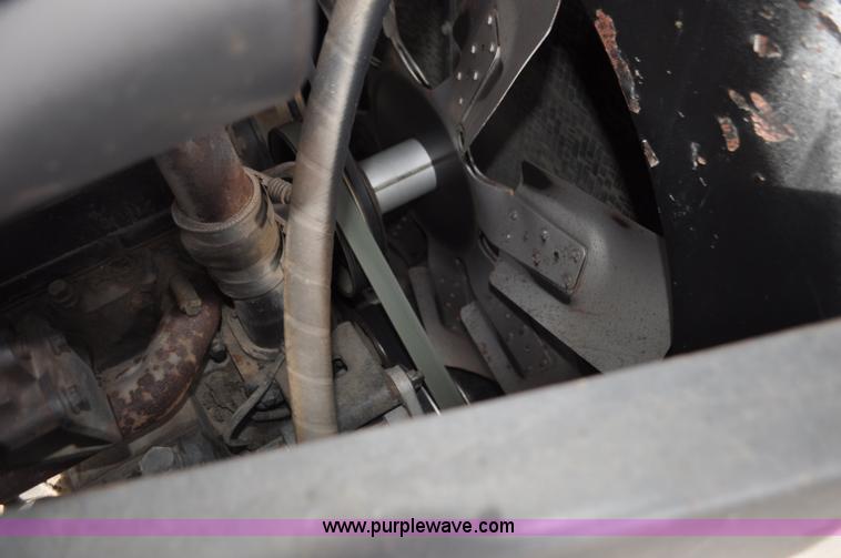 image for item G7283 2000 Gleaner R62 combine