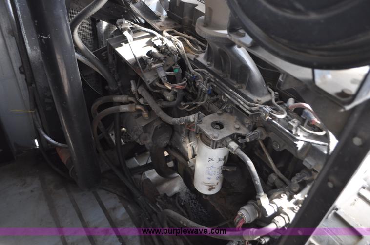 image for item G7283 2000 Gleaner R62 combine