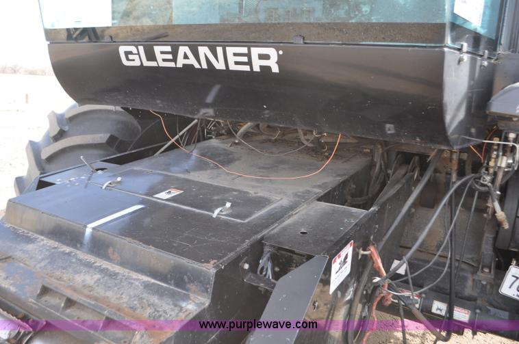 image for item G7283 2000 Gleaner R62 combine