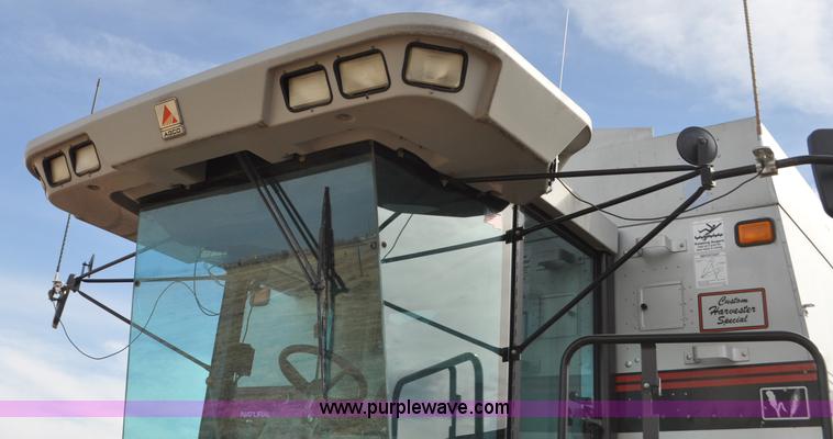 image for item G7283 2000 Gleaner R62 combine