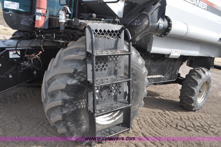 image for item G7283 2000 Gleaner R62 combine