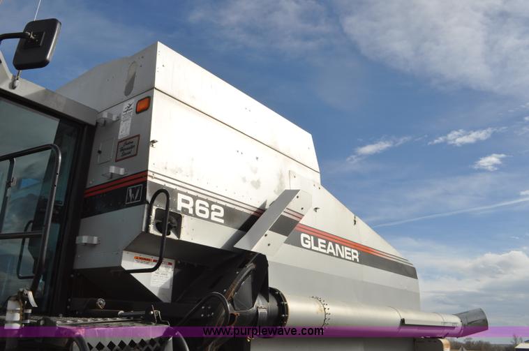 image for item G7283 2000 Gleaner R62 combine