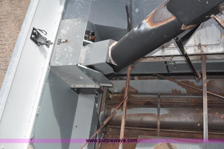 image for item G7283 2000 Gleaner R62 combine