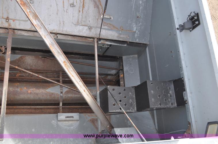 image for item G7283 2000 Gleaner R62 combine